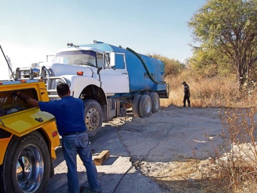 Detienen a 3 personas por robar combustible