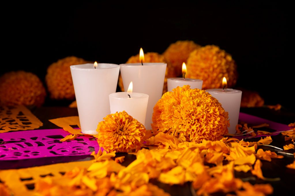 Recomiendan usar veladoras de pilas en altar de muertos