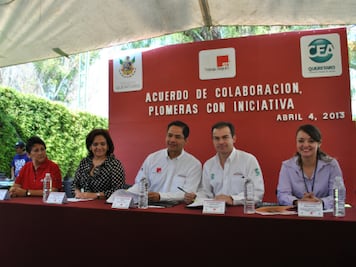 Instruyen a mujeres en plomería