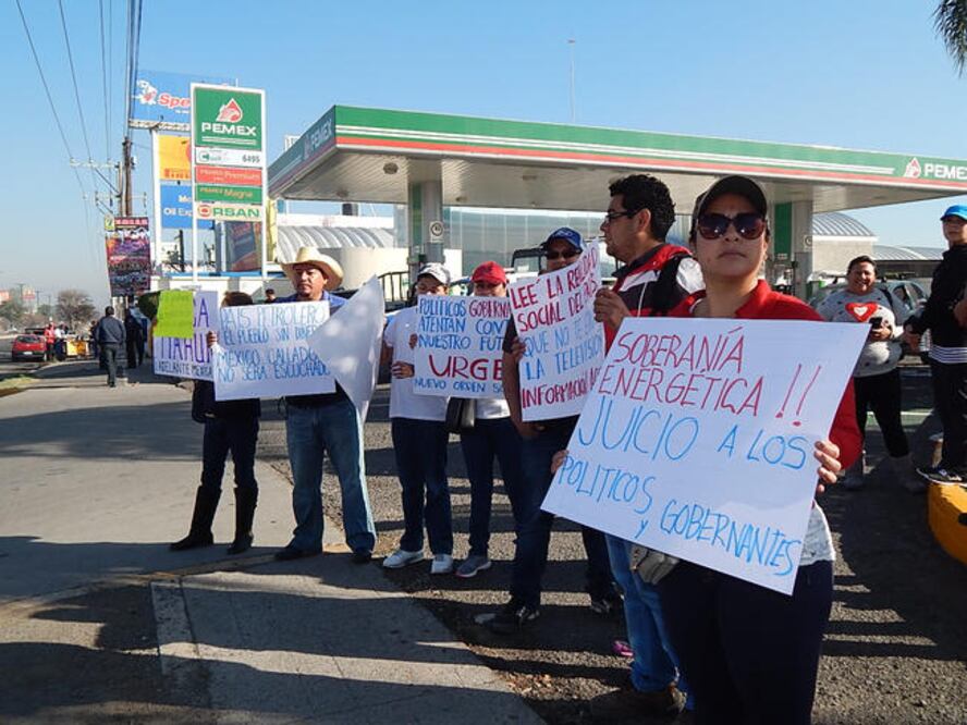 La agrupación marchó hacia el Jardín Independencia donde llamaron a la ciudadanía que transitaban por el lugar a sumarse a estas actividades. (MARTHA ROMERO. EL UNIVERSAL)