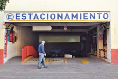 Buscan elevar aparcamiento