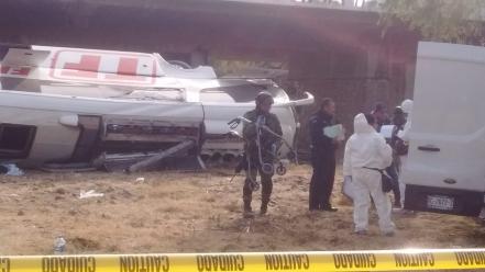 Autobús vuelca en la carretera 57