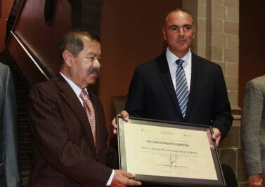 Otorgan a profesor Reconocimiento 