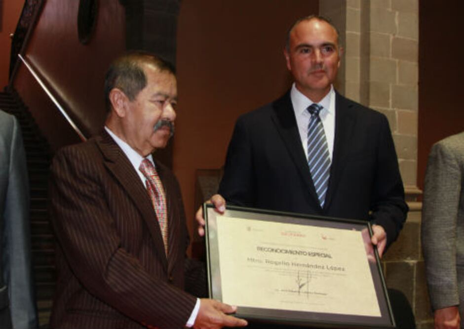 Otorgan a profesor Reconocimiento 