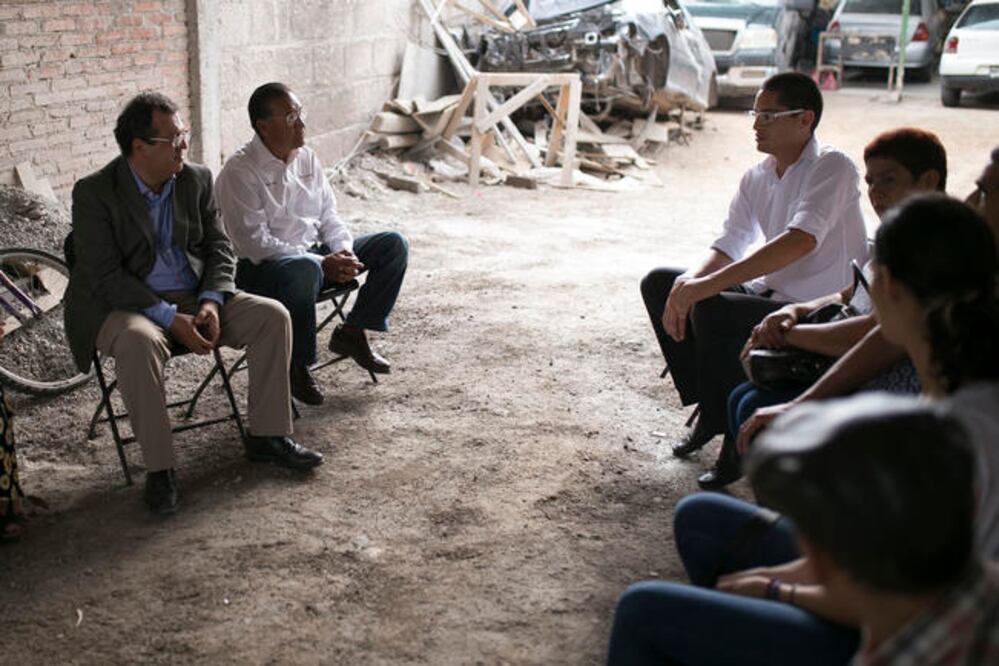 Durante su visita a Corregidora, Herrera Ruiz escuchó a los habitantes de la zona quienes exigieron revisar el drenaje para evitar enfermedades.