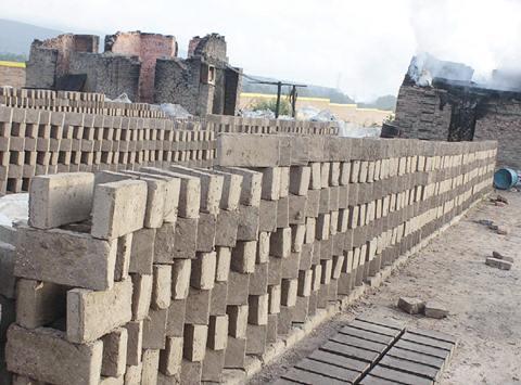Exigen licencias de comercio a ladrilleros