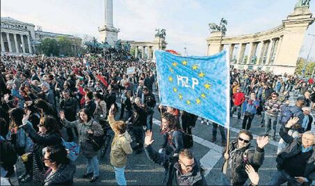 Miles se manifiestan en Budapest contra el acercamiento de Hungría a Rusia