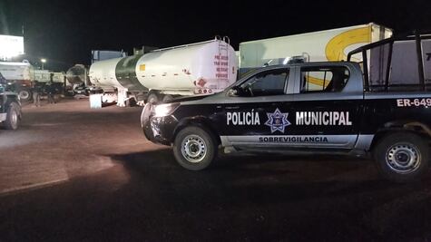 Pipa cargada de gasolina escapaba de las autoridades; fue asegurada en San Juan del Río
