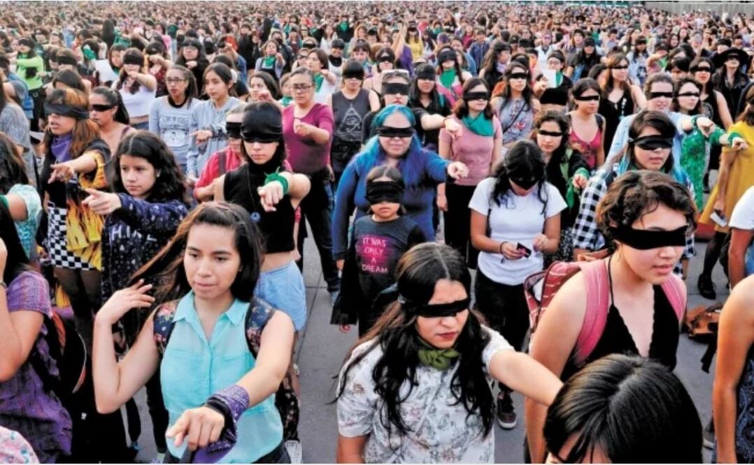 En el Zócalo de la Ciudad de México, miles de mujeres alzaron la voz y exigieron seguridad, algunas incluso acompañadas de sus hijas pequeñas y gritaron: “Escucha, policía, tu hija está en la lucha”. Foto/CALUDIO CRUZ. AFP