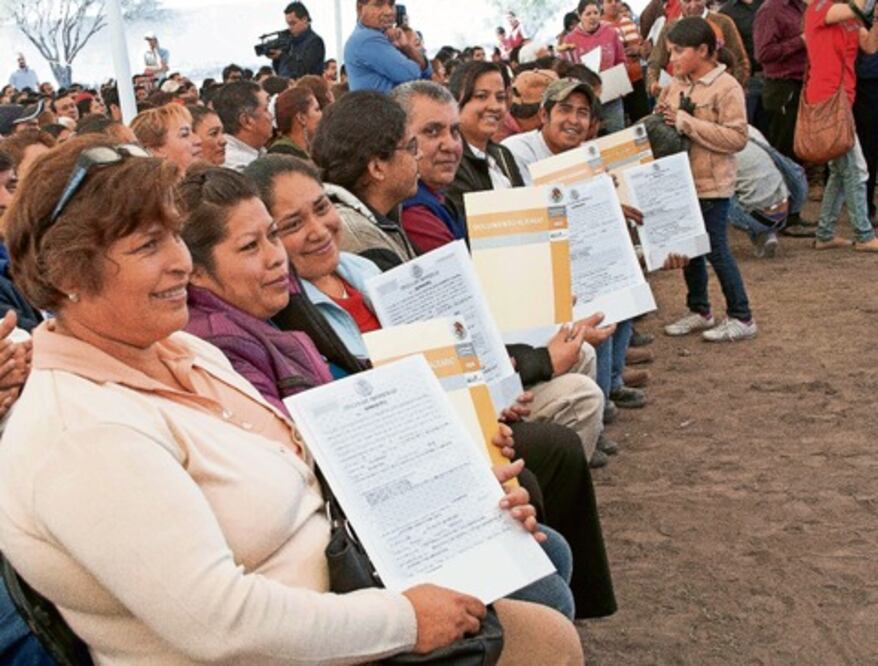 Entregan escrituras a 876 familias