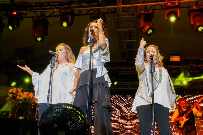 Pandora felicita a los queretanos y les canta