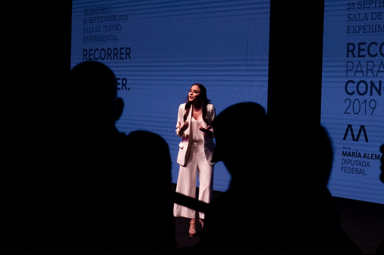 María Alemán ofrece informe de actividades