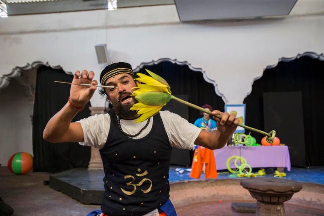 Los artistas incorporan el yoga y las artes cincenses en este montaje, en el que muestran su visión de temas como la religión, el machismo, así como la lucha social (FOTOS: DEMIAN CHÁVEZ. EL UNIVERSAL)