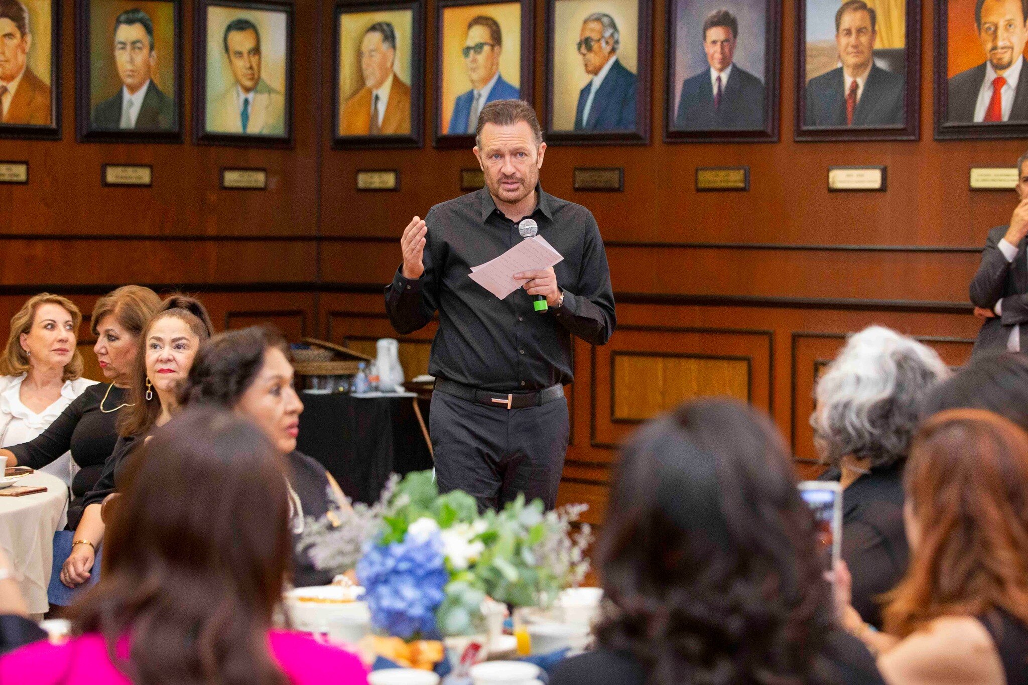 “Sean empresarias, no mujeres de negocios”, dice Mauricio Kuri
