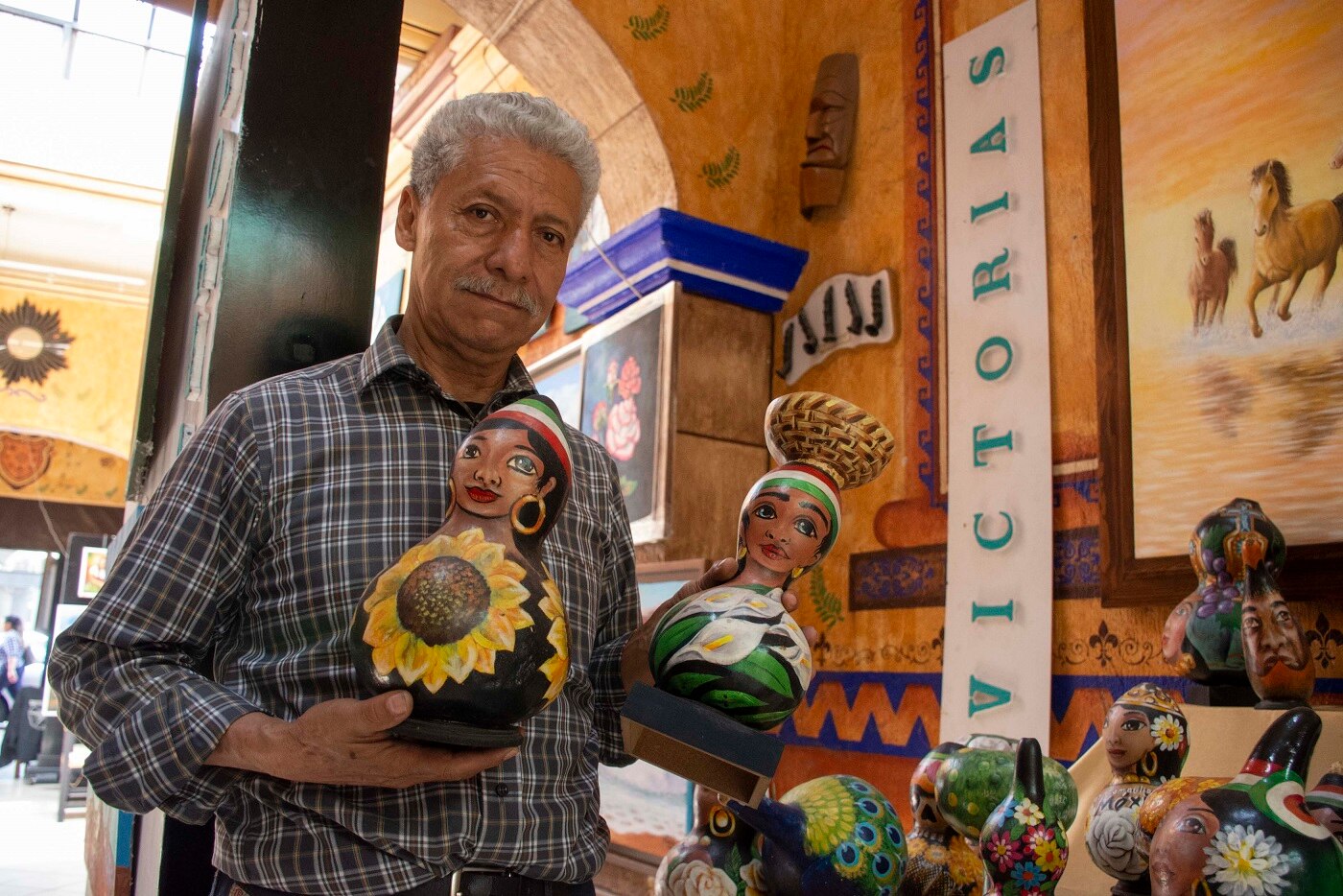 "Comparan mi arte con las matrioskas": artesano