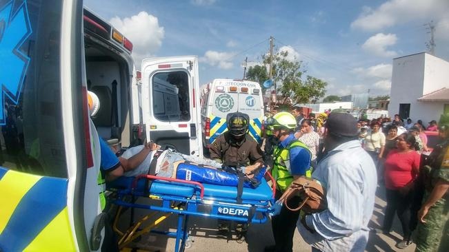 Chocan en SJR tren y camión; hay 12 heridos