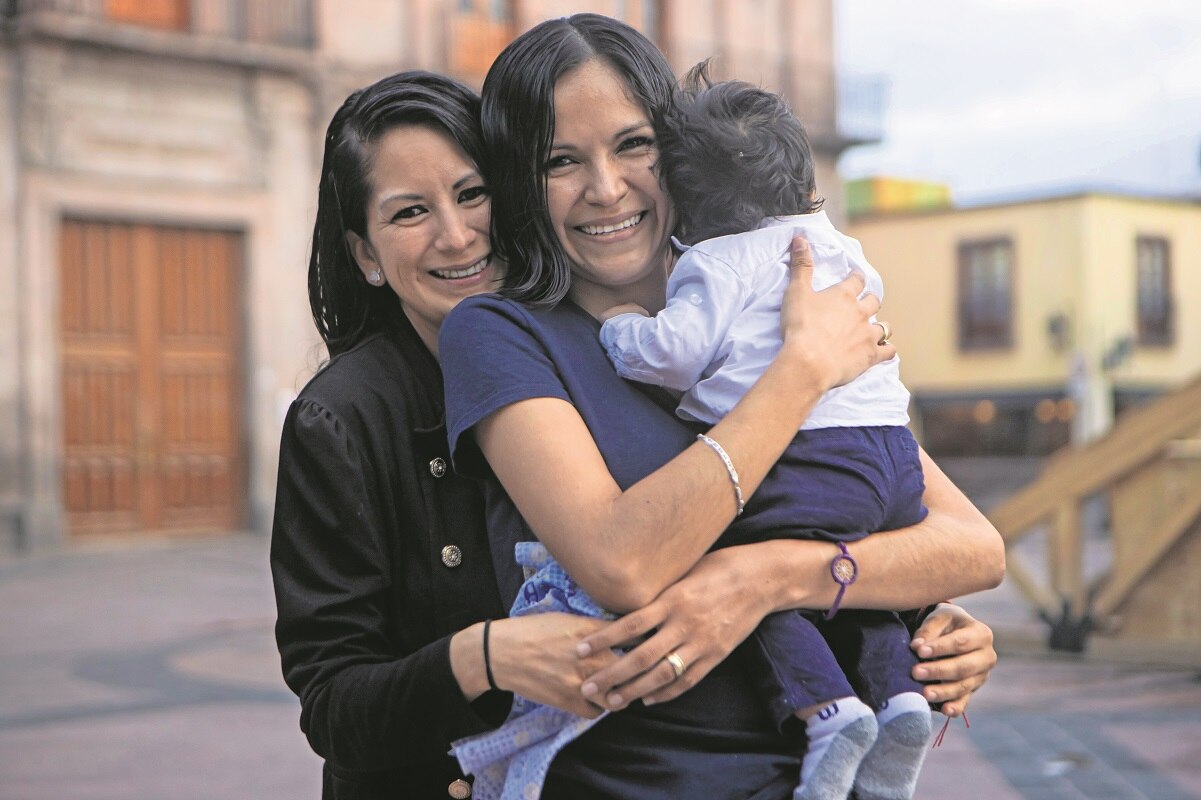 Así es la lucha de dos madres para registrar a su bebé en Querétaro