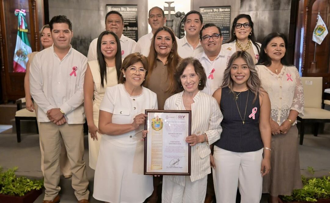 En sesión solemne de Cabildo del Ayuntamiento, la alcaldesa Rosa María Hernández Espejo entregó el reconocimiento. (12/10/26) Foto: Ayuntamiento de Veracruz