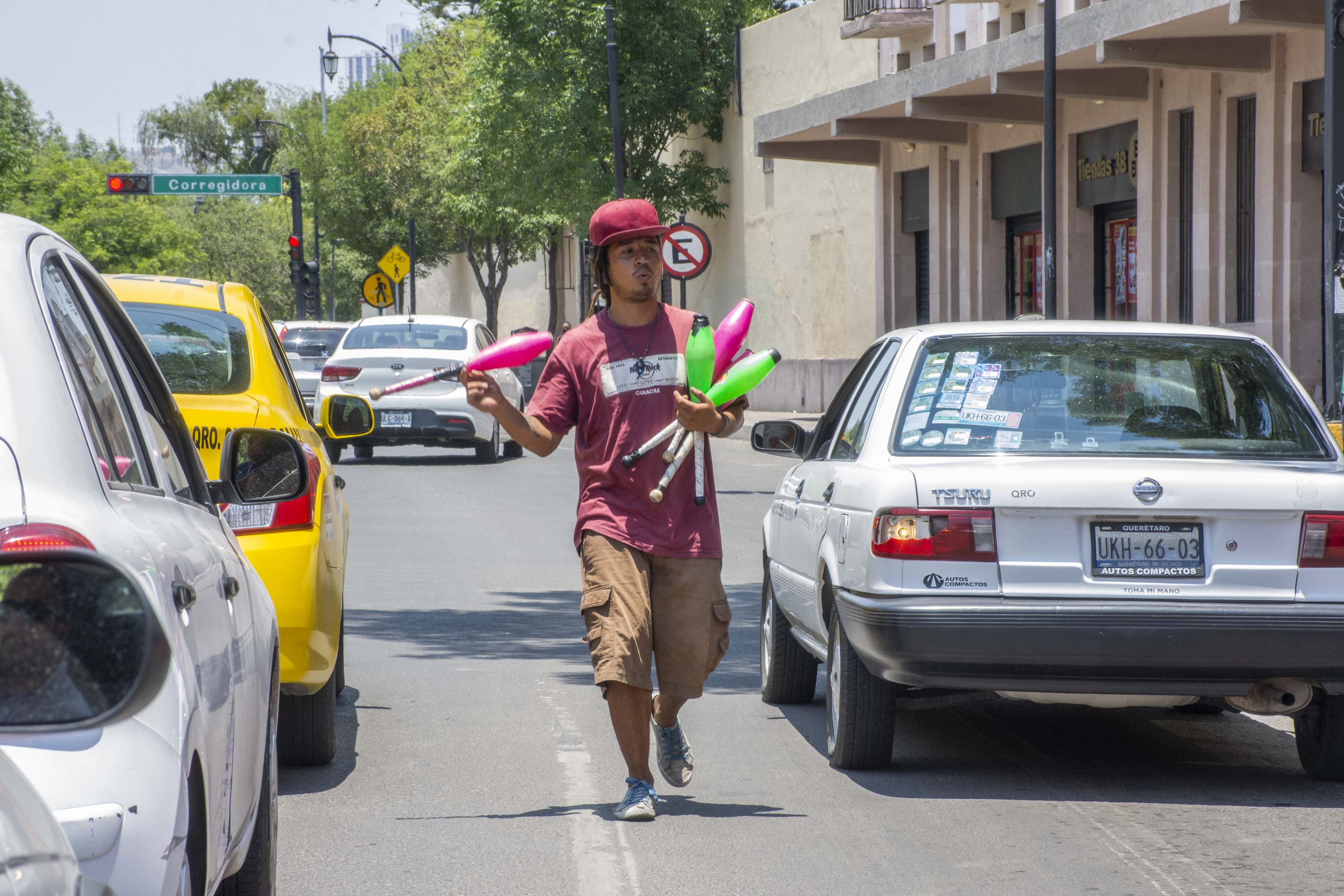 "En el semáforo, la gente te da un peso o 50 centavos"