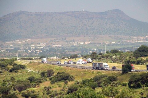 Volcadura de tráiler obstruye circulación