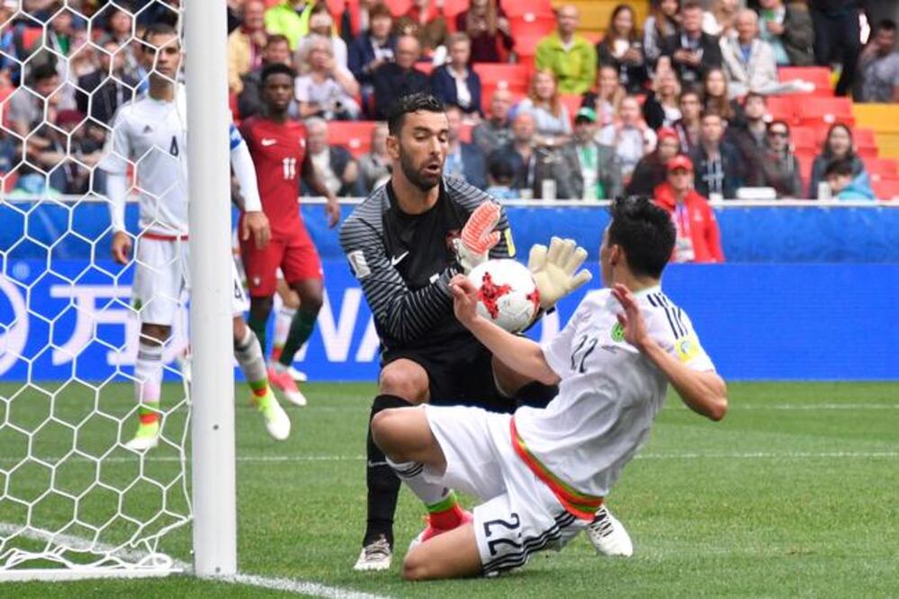 Lozano tuvo pocas oportunidades en el duelo ante Portugal. (ALEXANDER NEMENOV. AFP)