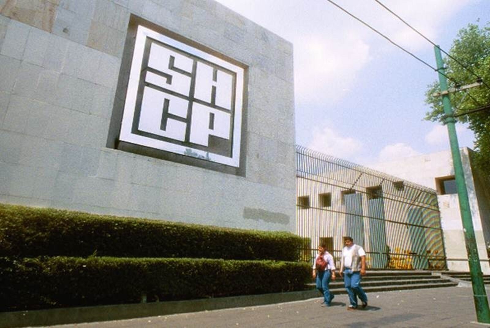 Gobierno prevé gastar más, pero no aumenta la deuda: SHCP