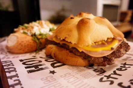 ¿Hamburguesa de pan de muerto? La encuentras en Querétaro 