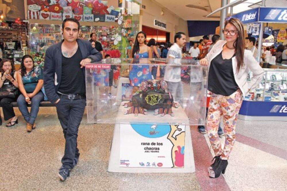 Artistas decoran y pintan ranas 