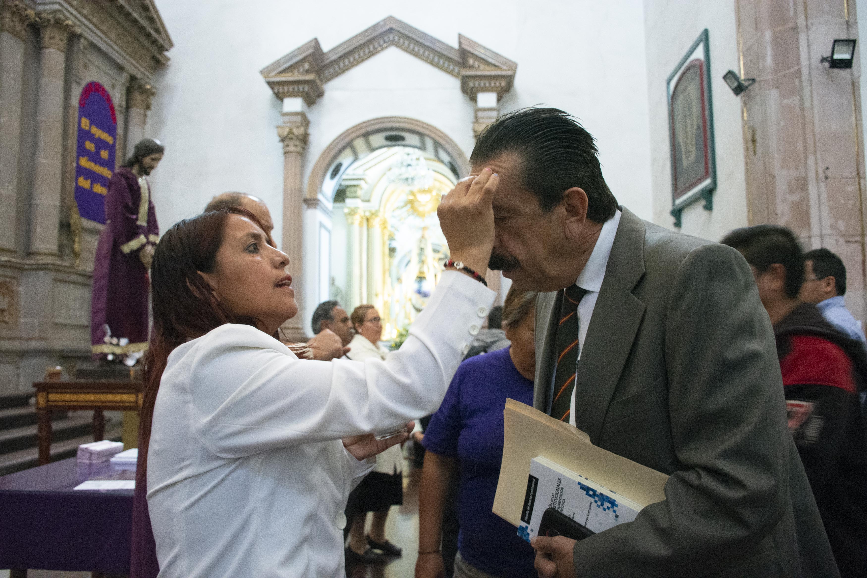 #Crónica| Tradición católica. Queretanos reciben cruz de ceniza