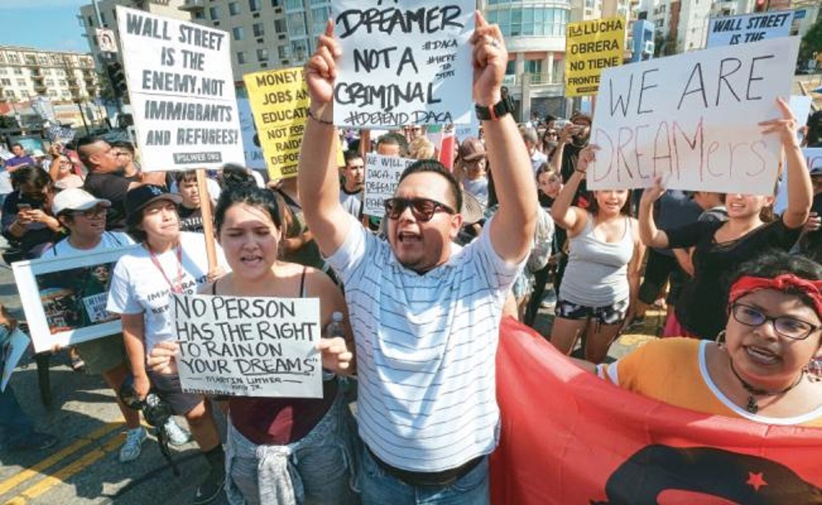 Manifestantes exigen que se mantenga el DACA, en una marcha en Los Ángeles, en el marco del Día del Trabajo en EU (RICHARD VOGEL. AP)