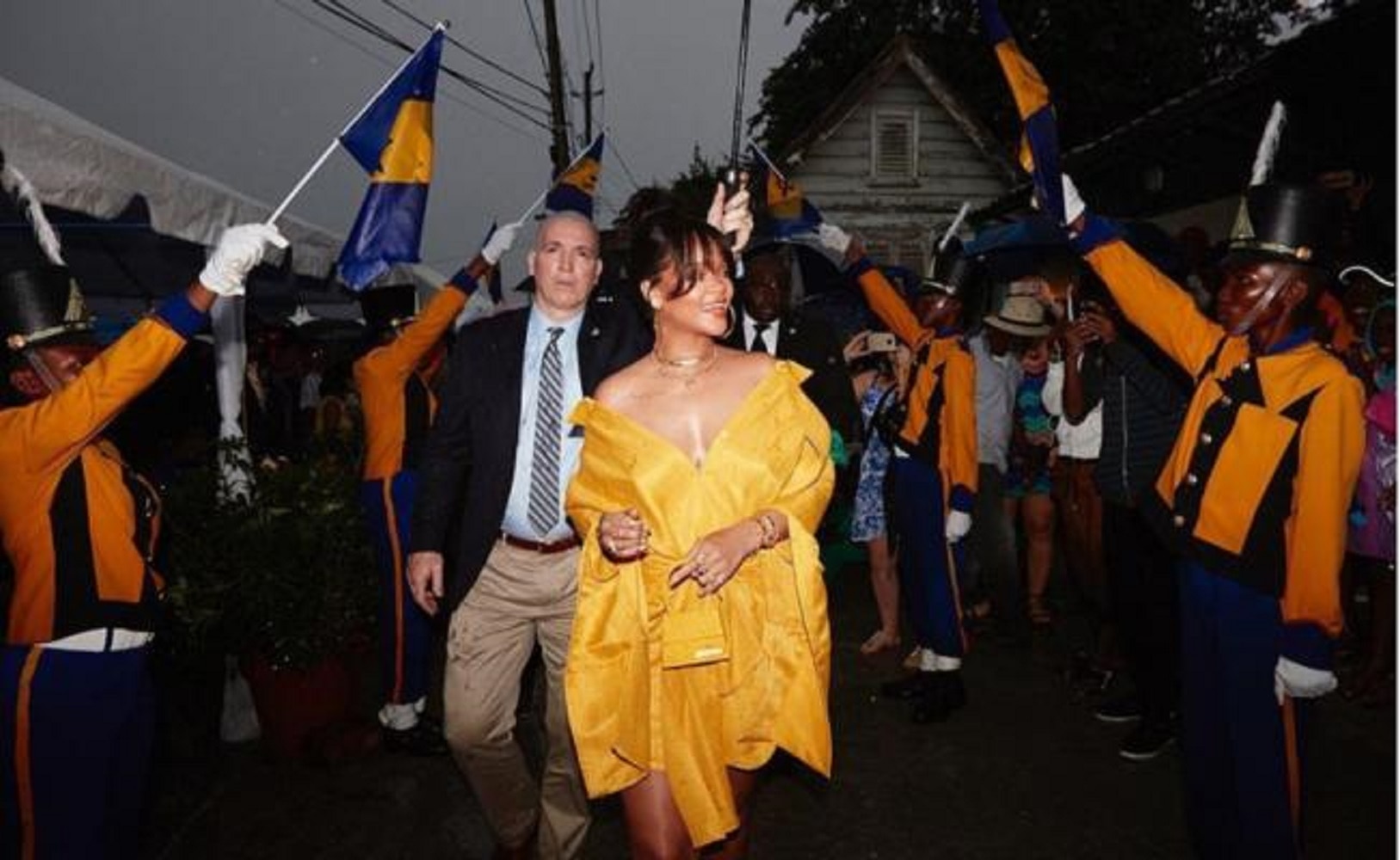 Rihanna recuerda su infancia: cuando corría descalza y hacía trenzas