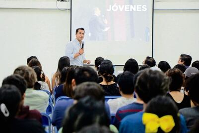Jóvenes deben participar en la política, asegura Felifer Macías