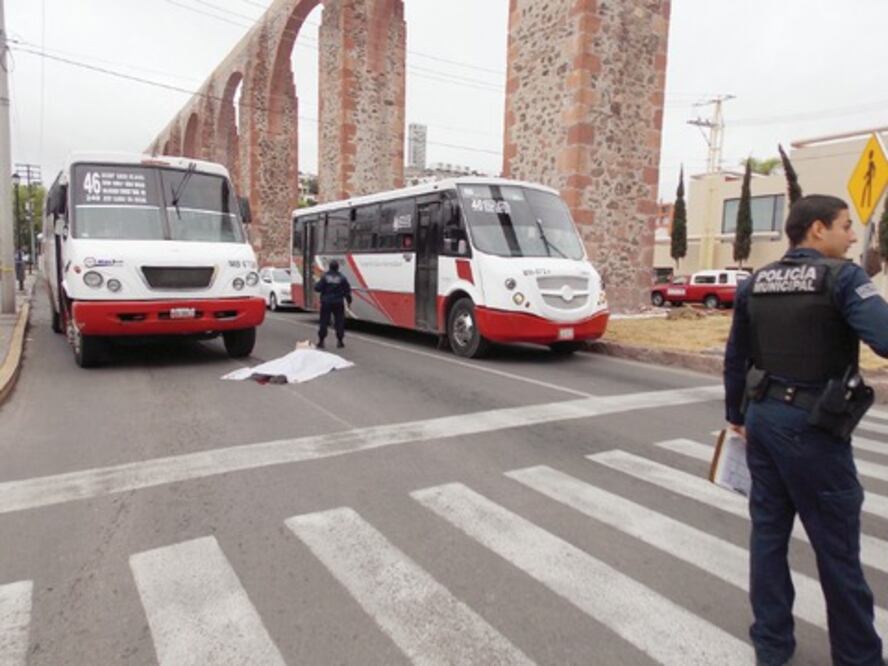 Mata transporte público a peatón