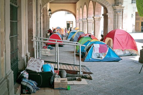 Sigue plantón por desalojo en Alameda