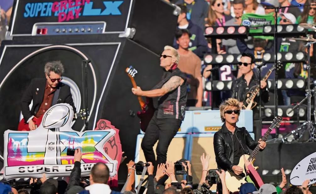 Green Day! actuó en la ceremonia de apertura del Super Bowl LX. Fotos: AFP y AP