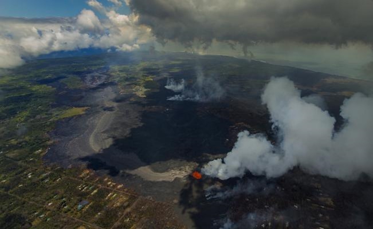 La lava del Kilauea, de rápido movimiento, se vertió en los vecindarios costeros de Hawái destruyendo cientos de hogares (Foto: AP)