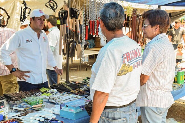 Para cerrar su gira del sábado, el candidato visitó el tianguis de Las Garzas en San Juan del Río donde se detuvo a explicar sus propuestas que apoyan a este sector.