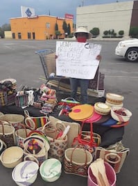 Solidaridad. Mujer intercambia artesanías por despensas, en Querétaro 