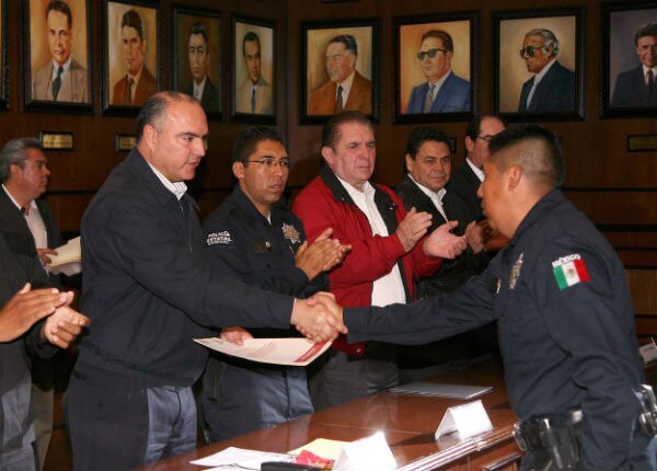 Entregan escrituras de casas a elementos de la SSC y PGJ