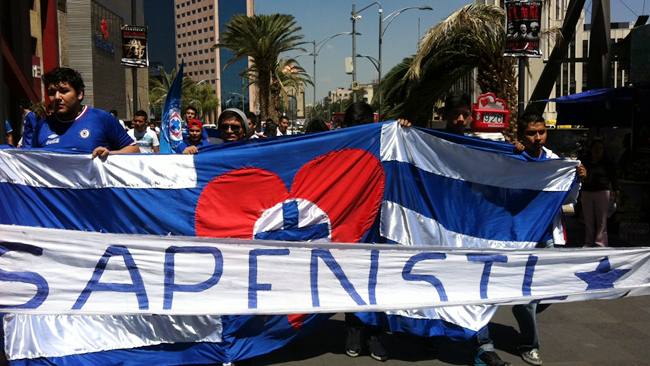 Marchan en apoyo a Cruz Azul