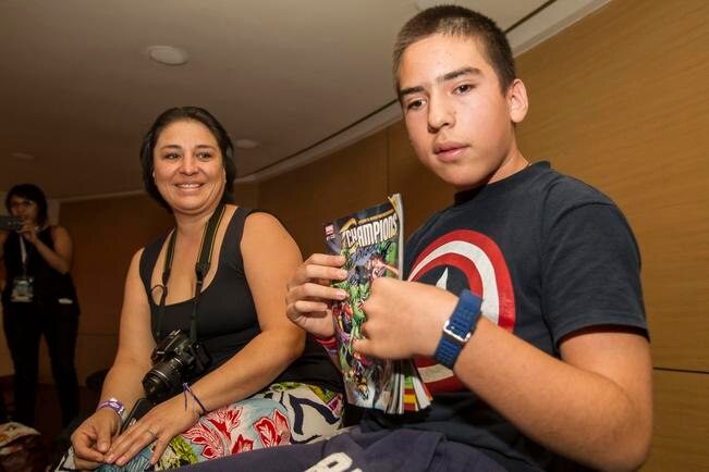 Miguel Ángel, de 13 años, viajó con su mamá desde el Estado de México. Su parálisis cerebral no le impide disfrutar de su hobbie: los cómics. En el Teatro Metropolitano escuchó las conferencias de Cebulski, Mark Brooks y Humberto Ramos. (DEMIÁN CHAVEZ. E)