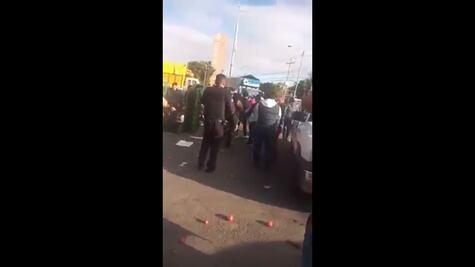 Agreden a jitomatazos a inspectores del municipio de Querétaro