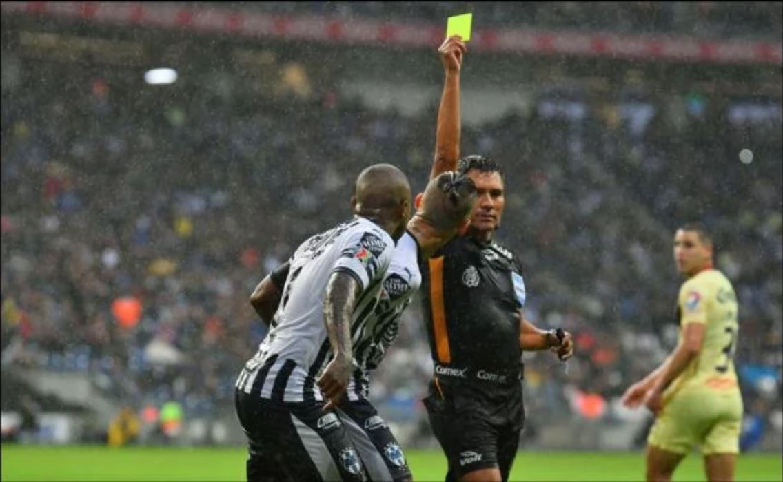 El VAR y árbitro arruinan partido en Monterrey al América