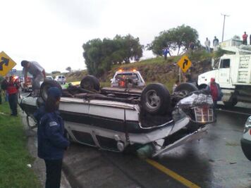 Vuelca camioneta en carretera a San Luis Potosí