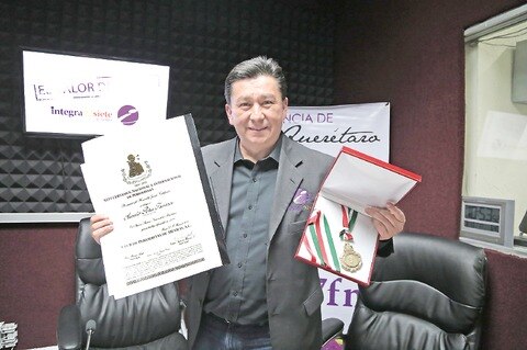 Reconocen labor de Aurelio Peña