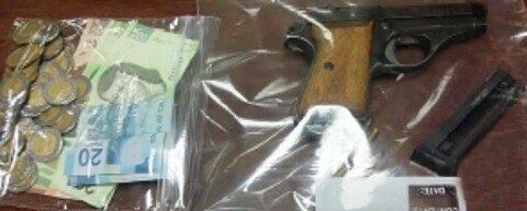 Detienen a 2 por robo a tienda