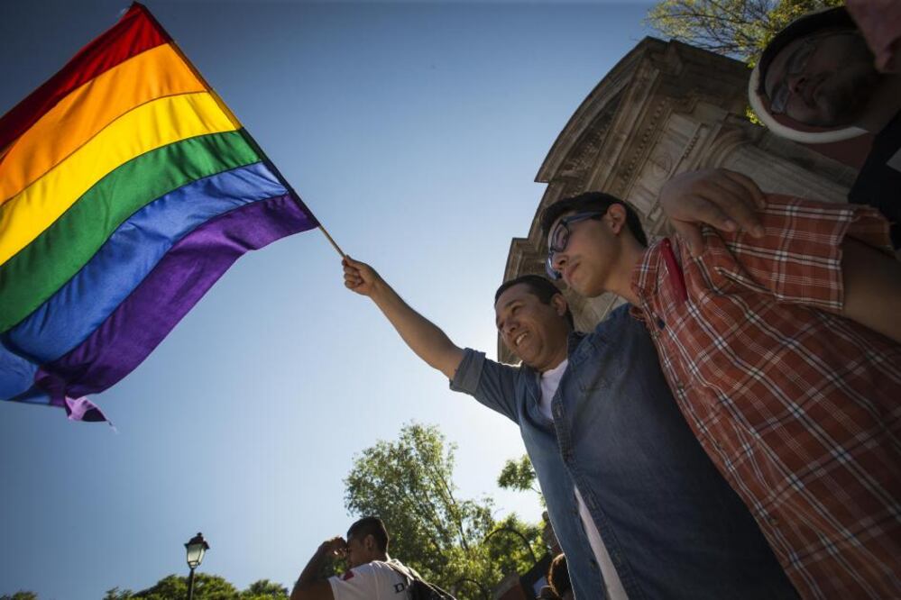 h ubo miles, unos dicen 2 mil, otros mil 500, otros 3 mil, quienes participaron en la primera Marcha por el Orgullo LGBT+.