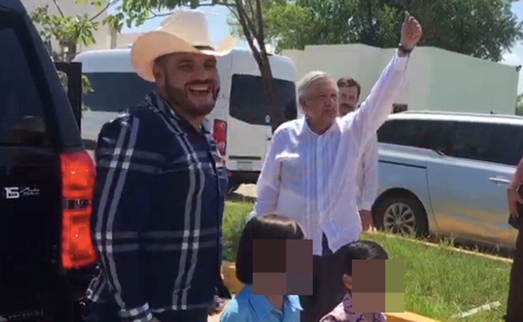"El Komander" pide foto a AMLO durante gira por Sinaloa