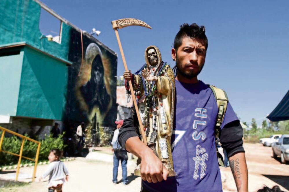 Los adoradores de la muerte piden por la salud de sus familiares, por mejorar sus condiciones económicas y amorosas, por encontrar trabajo; la consideran una santa poderosa y altamente milagrosa (CÉSAR GÓMEZ)