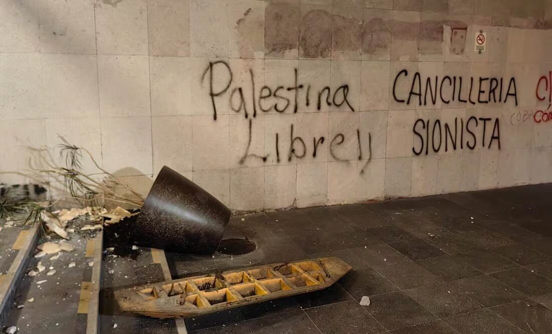 Encapuchados causan destrozos en marcha pro Palestina; pintan la SRE y lanzan piedras a restaurantes